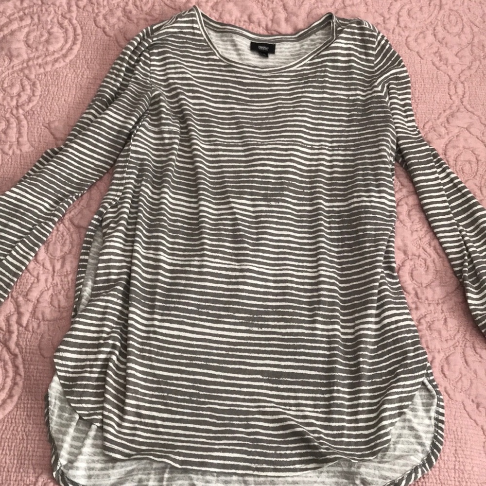 Long sleeve top with skits on the side